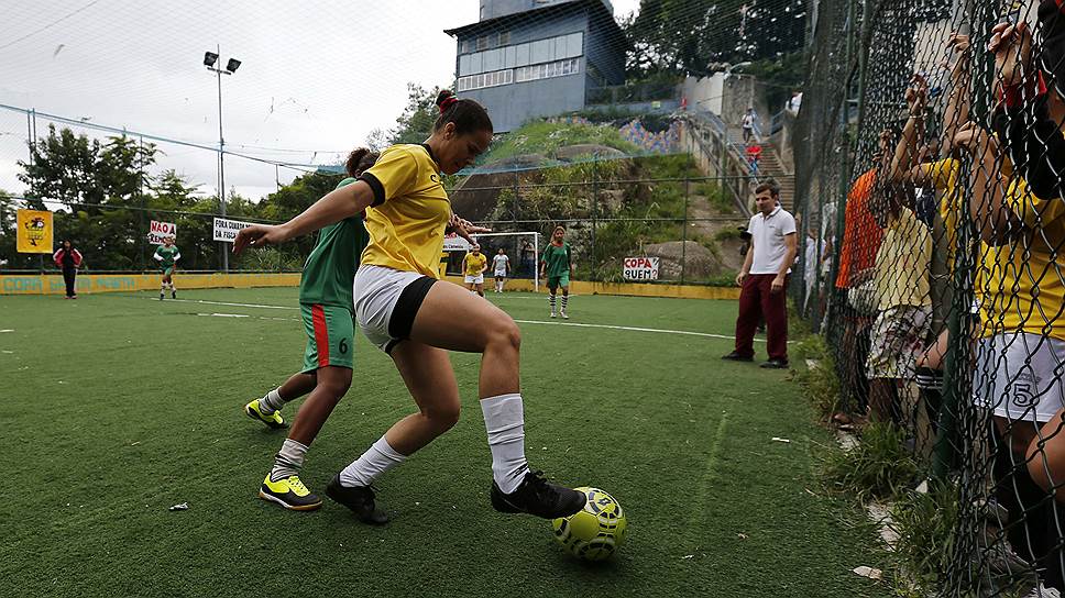 Женская сборная по футболу во время одной из игр People&#39;s Cup, который ежегодно проходит между жителями бразильских трущоб 