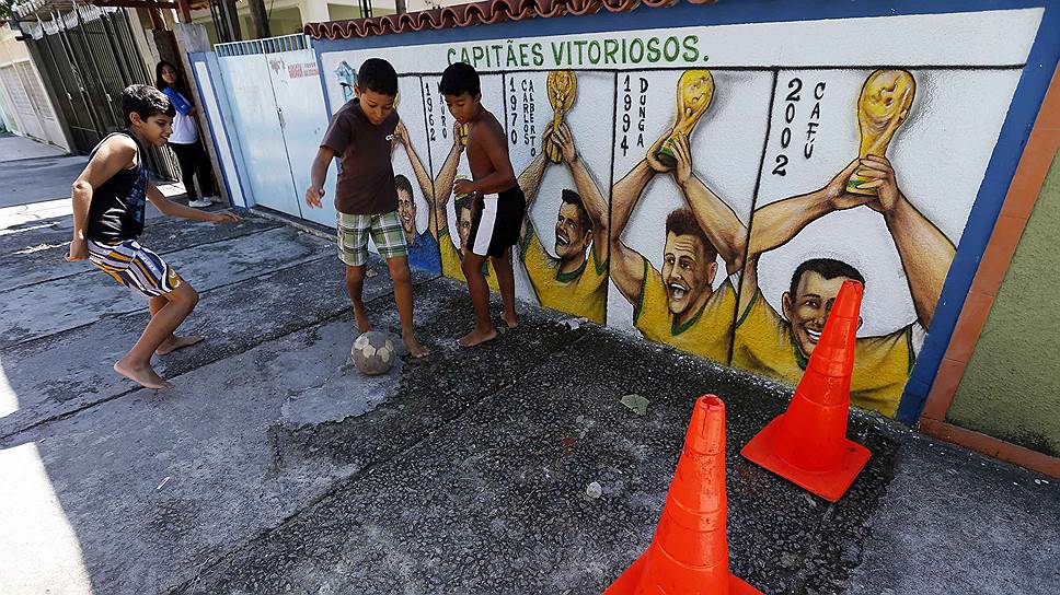 Местные дети играют в футбол в Рио-де-Жанейро