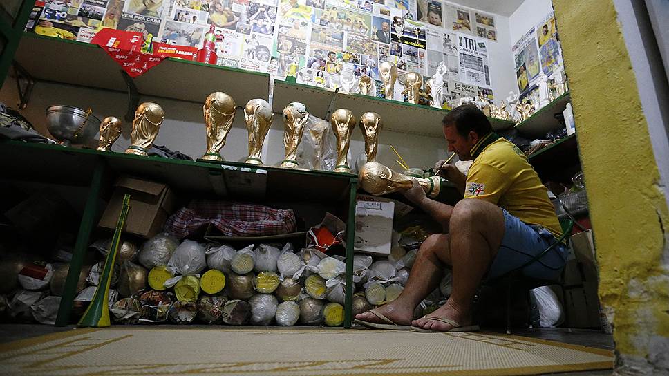 Другая группа фанатов -- такие как господин Карлини. Он делает копии кубков Чемпионата с 1994 года. Именно тогда бразильцы завоевали титул лучшей футбольной команды