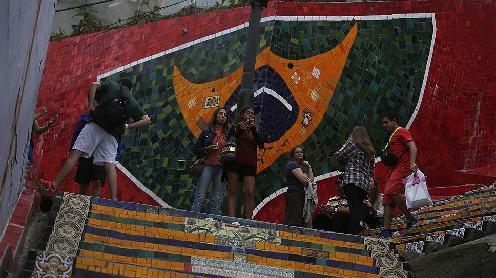 На улицах бразильских городов почти ежедневно проходят представления, приуроченные к Чемпионату