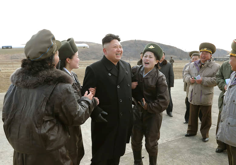 Март 2014. Ким Чен Ын с солдатами национальной армии
