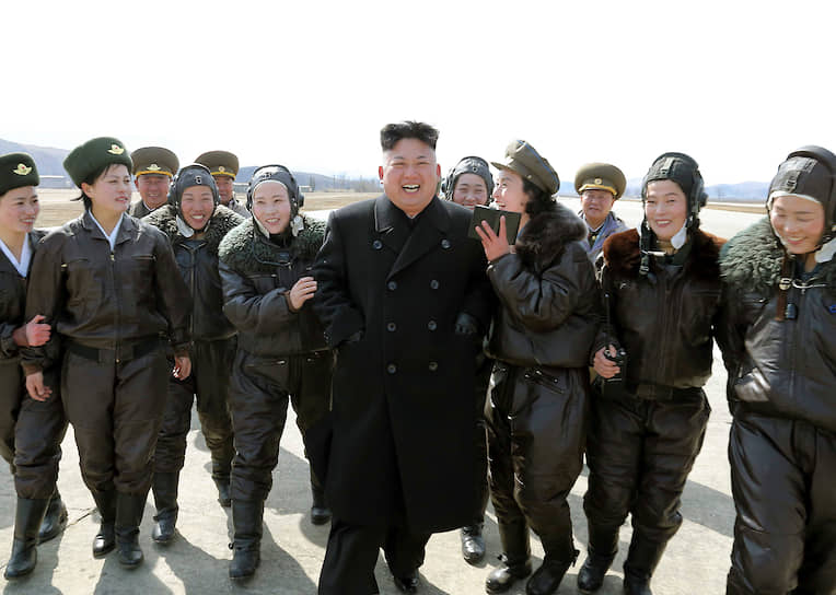Март 2014. Ким Чен Ын с солдатами национальной армии