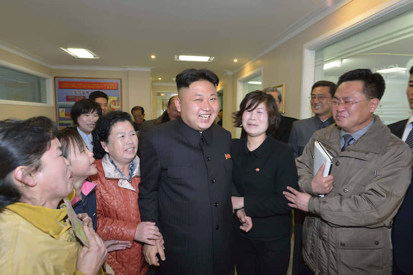Март 2014. Ким Чен Ын с работницами детского госпиталя 

