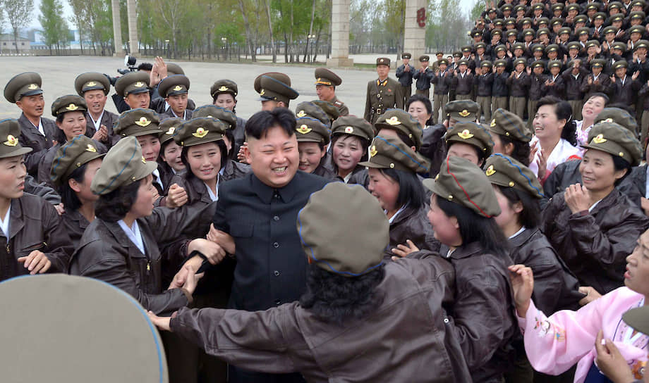 Апрель 2014. Ким Чен Ын на встрече с женщинами-военными
