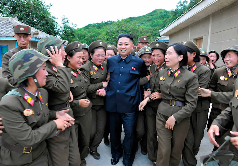 Август 2012. Ким Чен Ын во время посещения воинской части