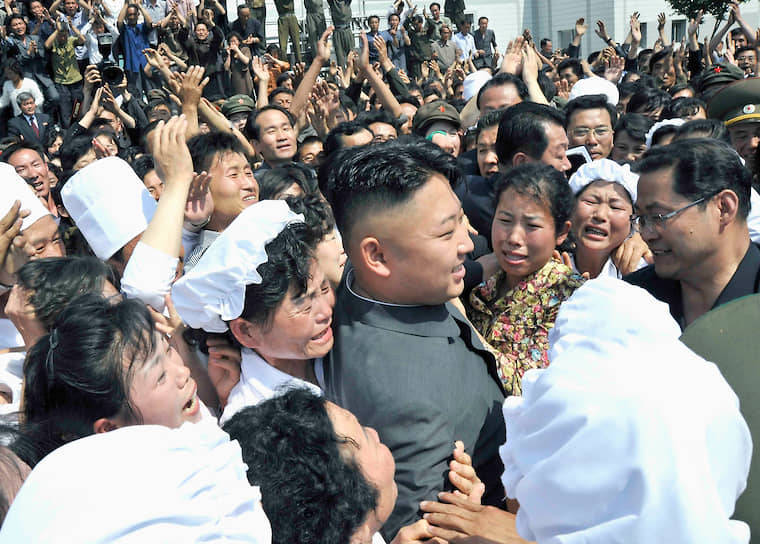 Июнь 2013. Ким Чен Ын на встрече с работниками завода
