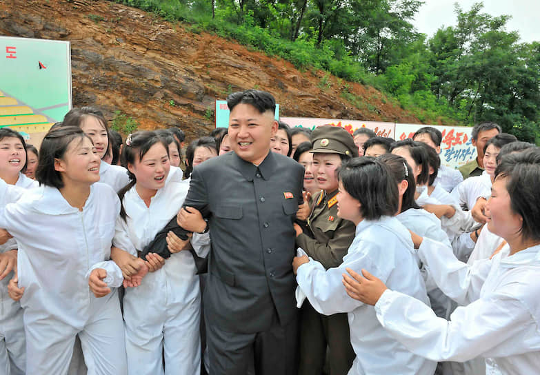 Июль 2013. Ким Чен Ын с работницами фермы по выращиванию грибов