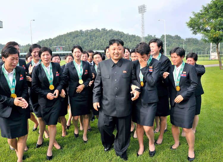 Август 2013. Ким Чен Ын с членами национальной команды по футболу