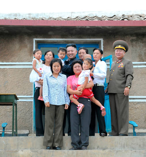 Сентябрь 2012. Ким Чен Ын с местными жителями одной из деревень

