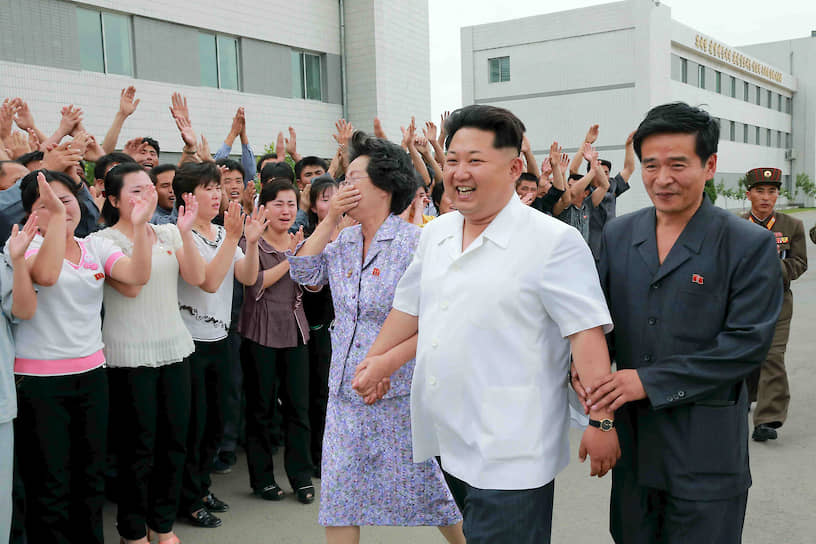 Июнь 2013. Ким Чен Ын во время визита в Пхеньянский институт биотехнологий
