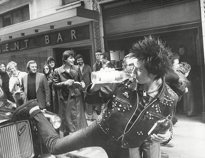 «Я был единственным парнем в котором осталась хоть немного анархии» &lt;br> По мнению многих музыкантов, Вишес на бас-гитаре играть так и не научился, но по стилю одежды и поведения он был настоящим символом панк-рока. Были случаи, что бас-гитару приходилось отключать от усилителей. В первое время Вишес пытался подражать Ди Ди Рамону, брал уроки у лидера Motorhead Лемми.  3 апреля 1977 года в лондонском клубе Screen on the Green состоялось дебютное выступление панк-коллектива 