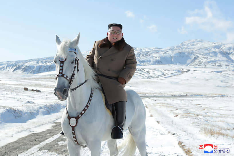 Октябрь 2019. Ким Чен Ын покоряет священную для корейцев гору Пэктусан на белом коне