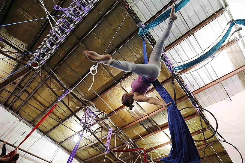 Гимнастка в цирковой школе Esh Circus Arts в Сомервилле, штат Массачуссетс