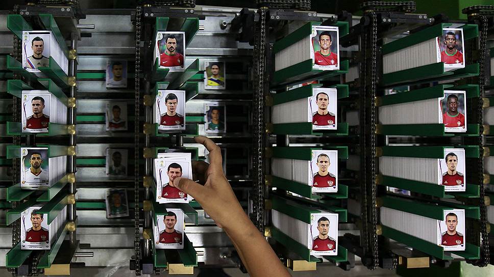 Рабочий у конвейера завода «Панини» в Тамборе, где производятся наклейки и альбомы к чемпионату мира по футболу в Бразилии