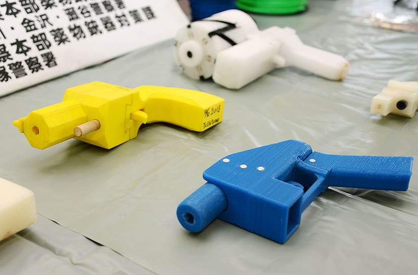 27-летний Есимото Имура стал первым человеком в Японии, арестованным за незаконное владение оружием, напечатанным на 3D-принтере. Полиция Иокогамы арестовала его после того, как обнаружила в Интернете видеоролик, где господин Имура демонстрировал свои пистолеты