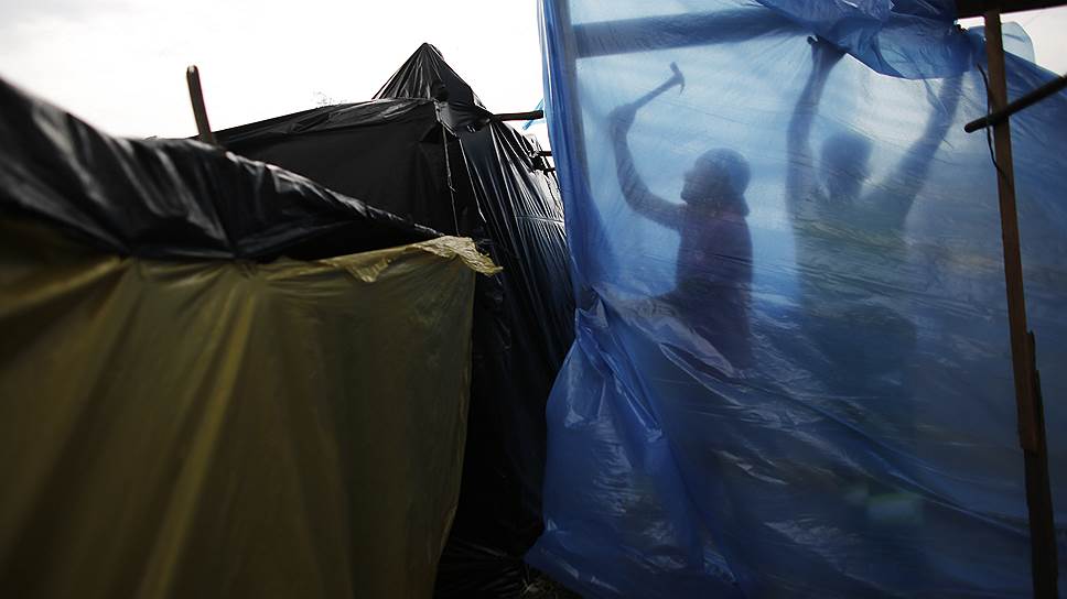 Члены движения бездомных рабочих Бразилии строят новую лачугу в лагере «Народного кубка мира», в котором находятся около 2,8 тыс. семей. Район Итакера, Сан-Паулу, Бразилия