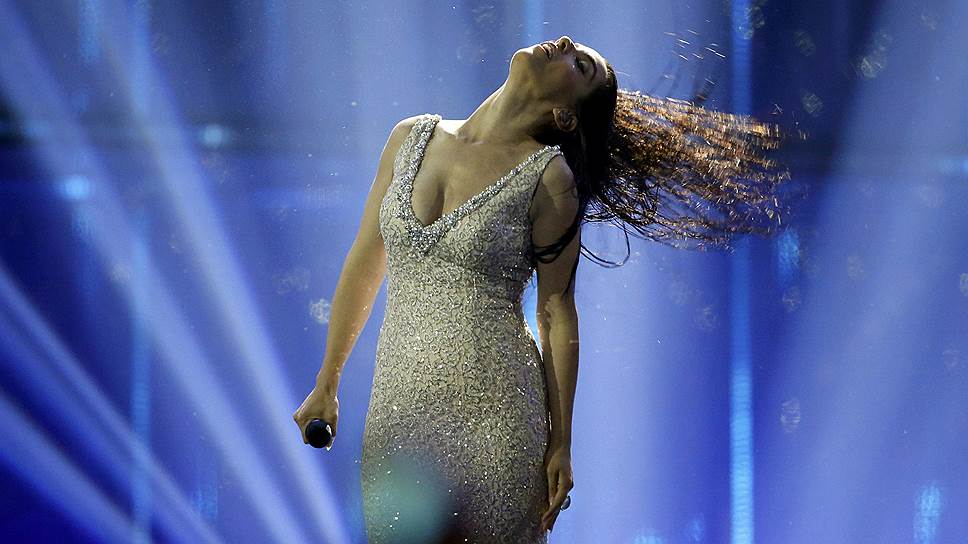Выступление испанской певицы Рут Лоренсо с песней «Dancing in the rain»