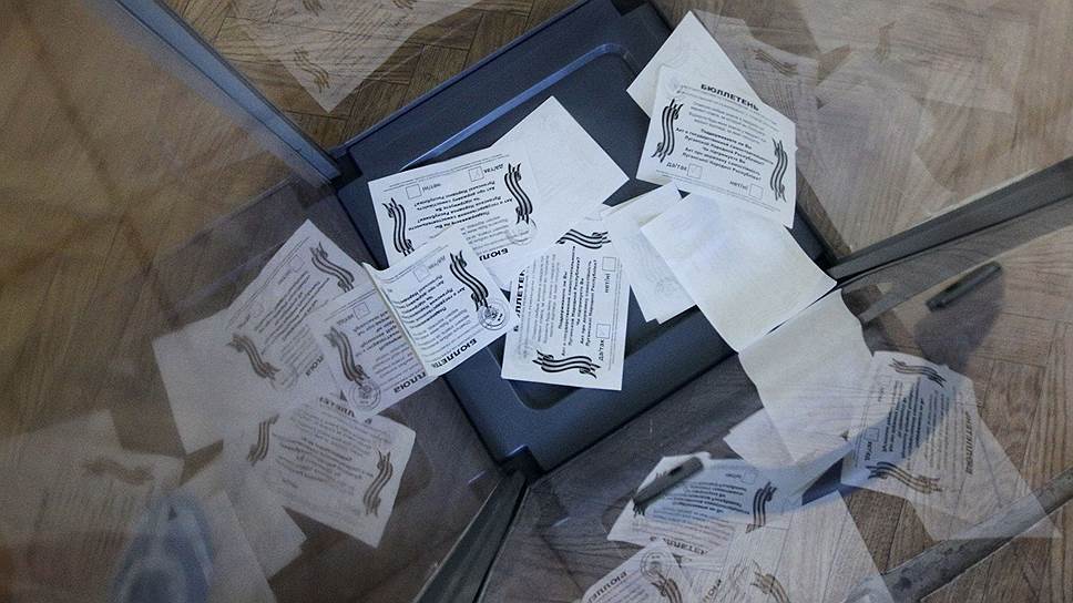 Урны на голосовании используются прозрачные. На фото: избирательный участок в деревне Хрящеватое, Луганская область