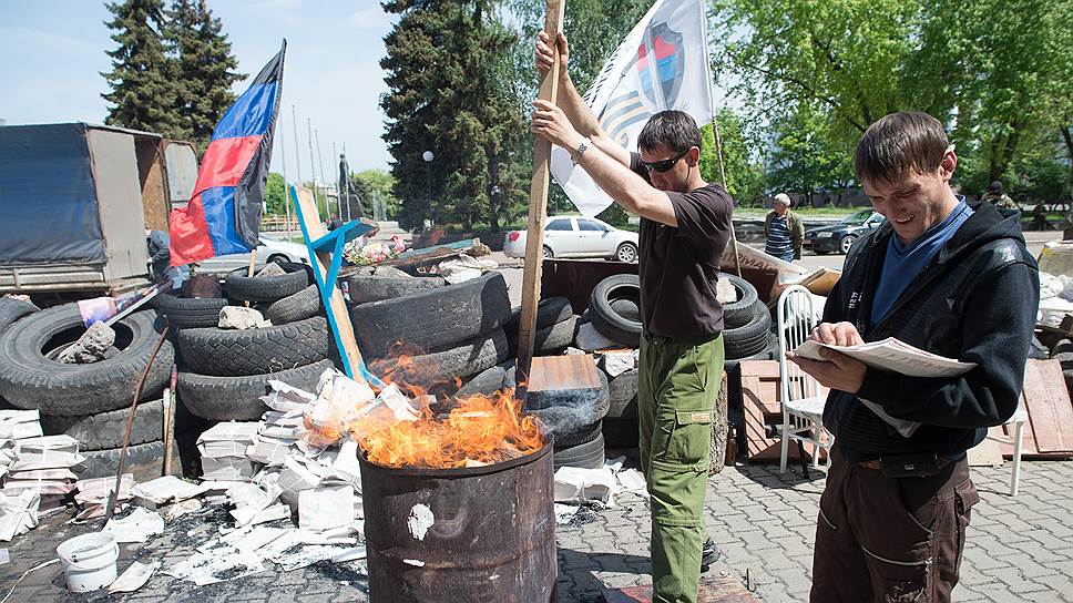 Ополченцы Краматорска сжигают проправительственные листовки перед входом в горсовет
