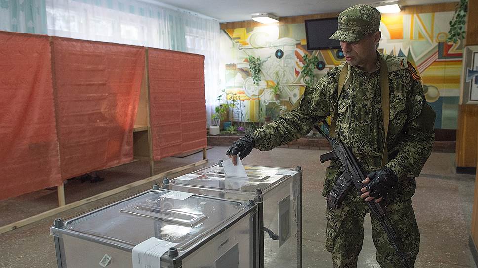 На востоке Украины 11 мая проходит референдум о государственном статусе регионов. На фото: избирательный участок в химическом техникуме Славянска