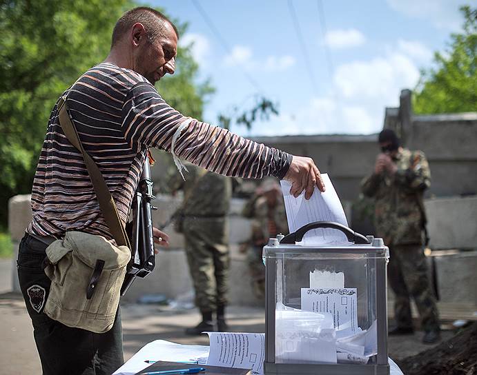 Избирательный пункт на блокпосту в поселке Семеновка при въезде в Славянск