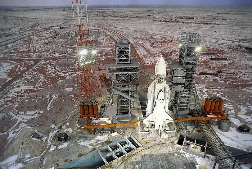 2002 год. На космодроме Байконур в результате обрушения крыши монтажно-испытательного корпуса на 112-й площадке полностью уничтожен советский космический корабль Буран