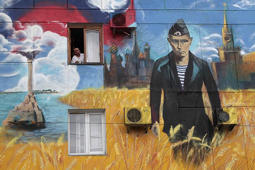 Граффити с Владимиром Путиным на стене одного из жилых домов в Севастополе