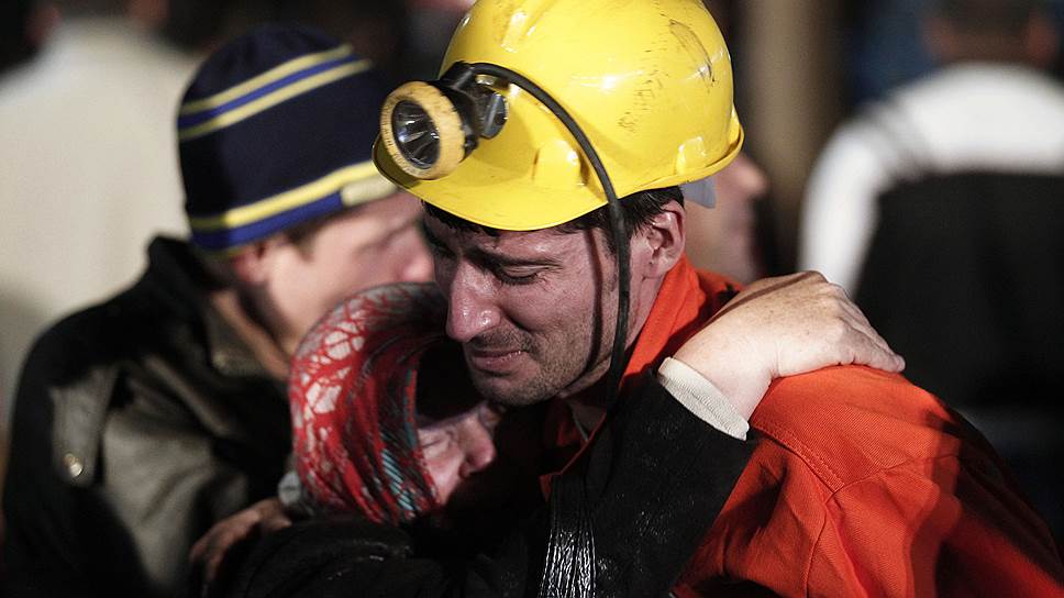 Турецкие шахтеры у входа в угольную шахту в Соме, где произошел взрыв, из-за которого погибли более 150 человек