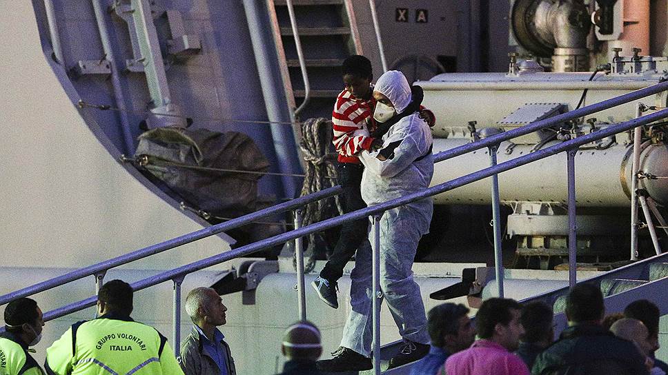 Итальянские моряки и сотрудники береговой охраны спасли около 200 мигрантов с тонущего судна, на котором те пытались достичь берегов итальянского острова Лампедуза