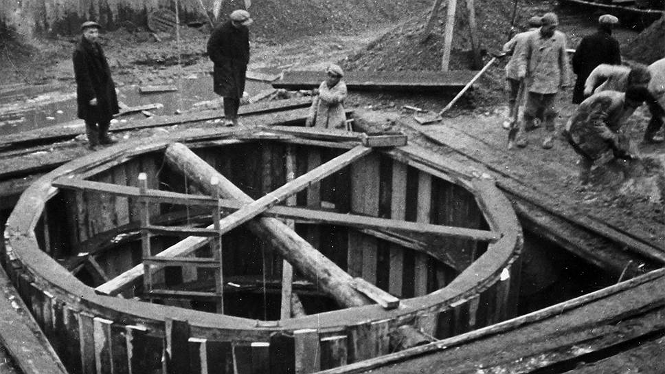 Строительство первого опытного участка началось в ноябре 1931 года на Русаковской улице. 10 декабря была заложена первая шахта Метростроя