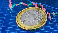 Евро слабеет в ожидании смягчения