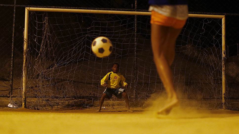 Дети играют в футбол в трущобах Сан-Карлос, Рио-де-Жанейро