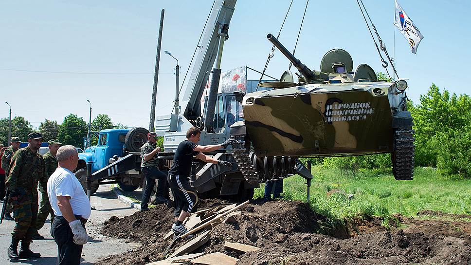 Народные ополченцы оборудуют блок-пост перед въездом в Славянск