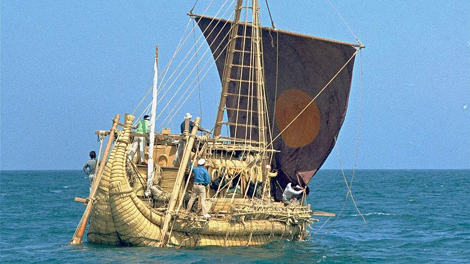 Лишь на «Ра-2» (на фото) Хейердалу удалось пересечь Атлантику. Норвежец доказывал возможность проникновения египтян на американский континент за тысячи лет до официального открытия материка. Лодка отправилась из Марокко и достигла берегов Барбадоса