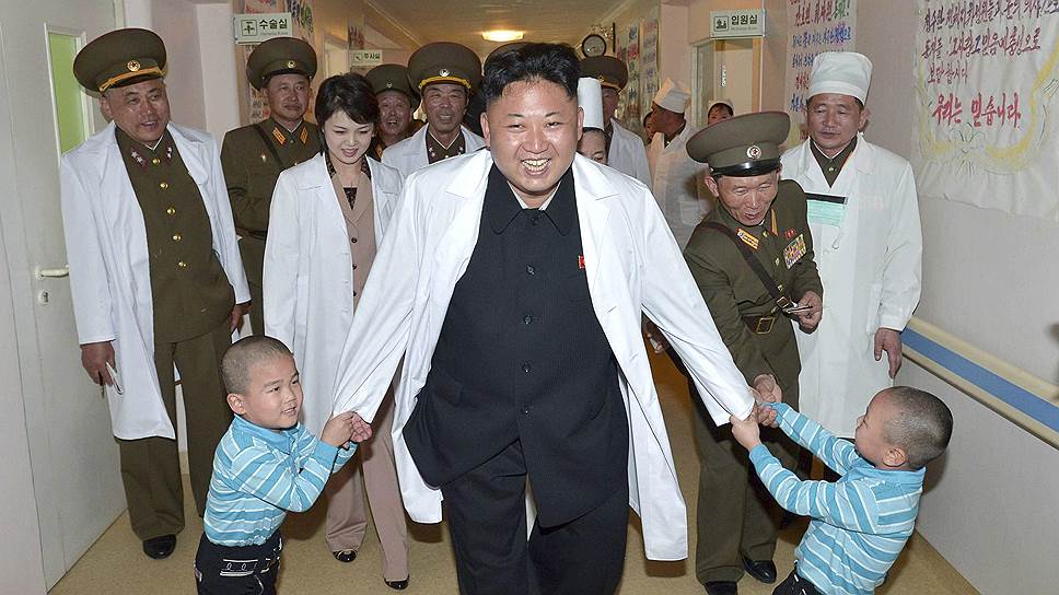 Лидер КНДР Ким Чон Ын во время посещения больницы в Пхеньяне