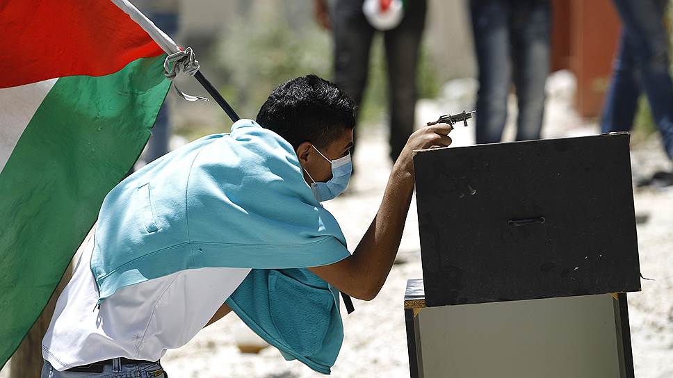 Палестинский демонстрант во время столкновений с израильскими военными в Кфар-Акабе на Западном берегу реки Иордан