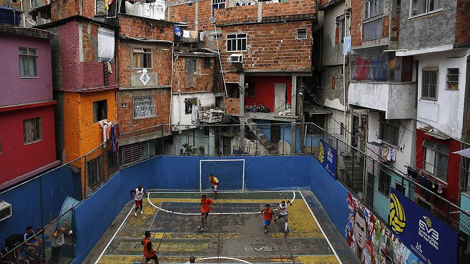 Футбольное поле в одной из фавел Рио-де-Жанейро