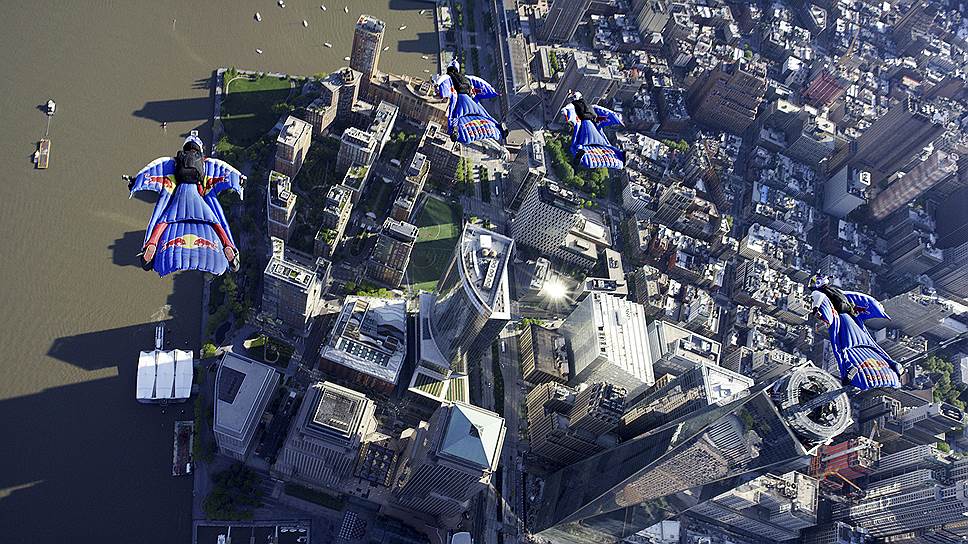 Спортсмены Red Bull Air Force в вингсьютах над Манхэттеном. Городские власти впервые в истории дали разрешение на подобные полеты над Нью-Йорком