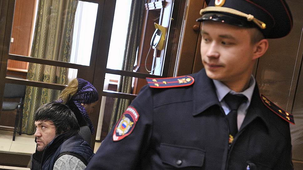 Подсудимый Магомед Расулов (слева), обвиняемый в нападении на полицейского на Матвеевском рынке столицы