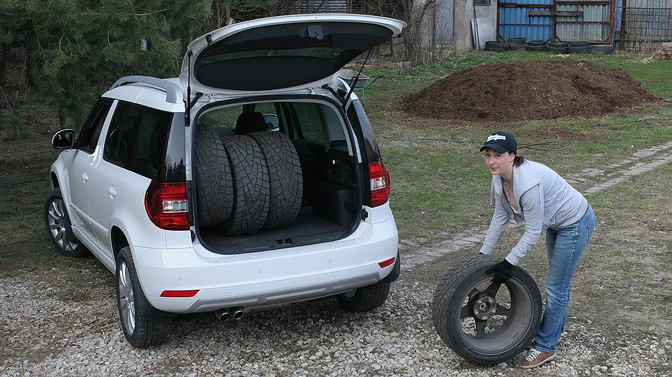 Багажник в Skoda оказался, на первый взгляд, небольшим, но благодаря ровному дну положить туда удалось четыре колеса 18-го радиуса на низкопрофильной резине