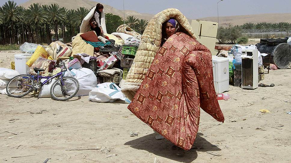 Палестинская женщина со своими вещами после сноса незаконно возведенного дома в Иерихоне