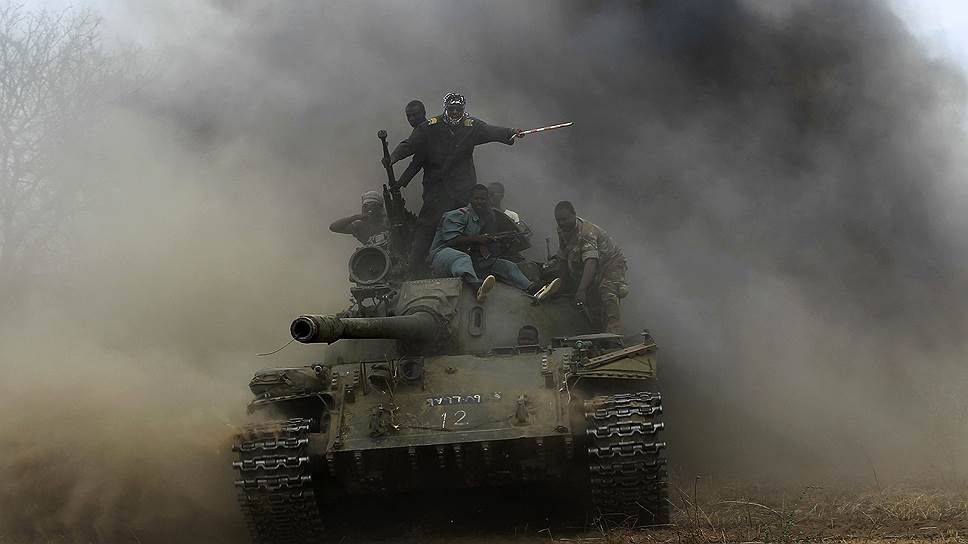 Суданские военные на танке после операции по возвращению контроля над районом Дальдако