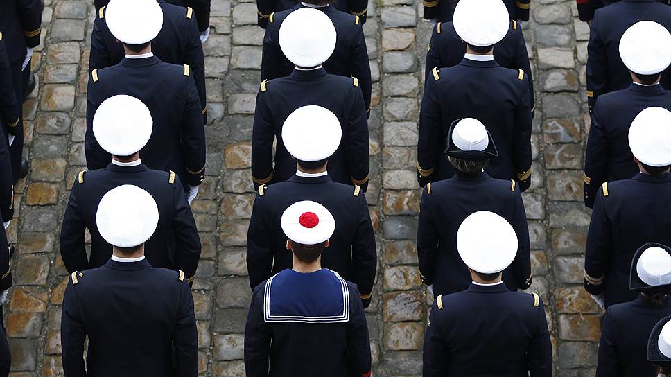 Моряки ВМС Франции во время церемонии во дворе Дома Инвалидов в Париже