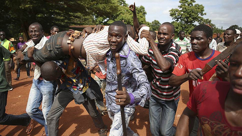 Протестующие в ЦАР несут тело мужчины, который был убит французскими солдатами в городе Бамбари