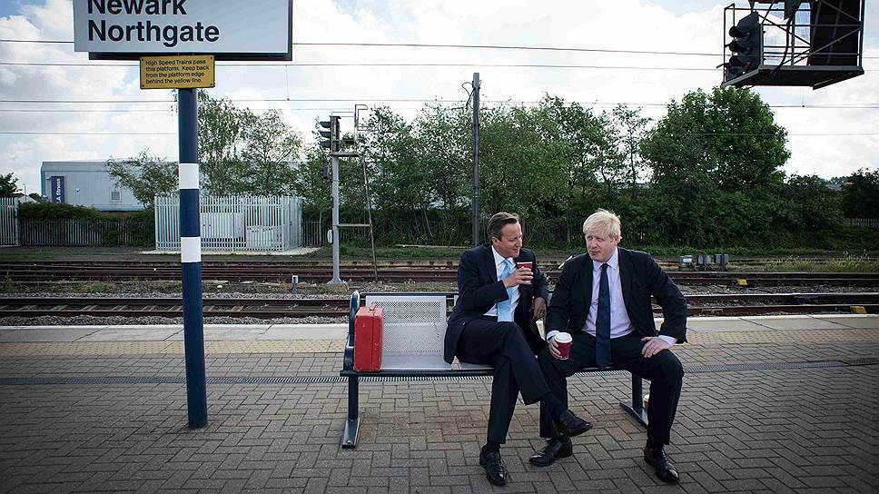 Британский премьер-министр Дэвид Кэмерон (слева) и мэр Лондона Борис Джонсон в ожидании поезда на станции Ньюарк, центральная Англия