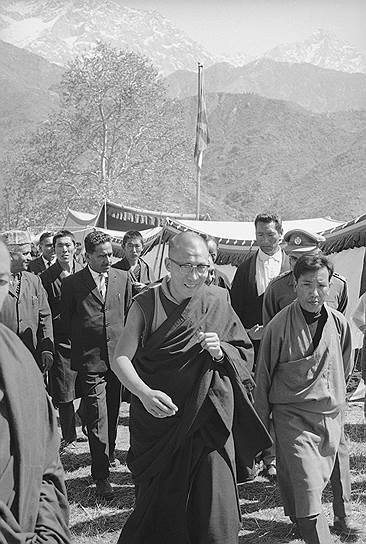 В феврале 1960 года было создано первое тибетское сельское поселение в Билакуппе в Южной Индии. В апреле того же года тибетское правительство переехало в Дхарамсалу, где был создан Тибетский парламент в изгнании (ныне — Ассамблея тибетских народных депутатов)
&lt;br>На фото далай-лама в Джарамсале)