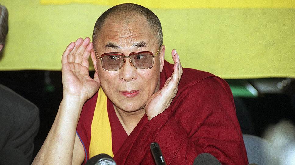 28 июня 1991 года далай-лама ратифицировал конституцию правительства Тибета в изгнании, известную как «Хартия тибетцев в эмиграции». В январе 1992 года он представил «Рекомендации для будущего общественного строя Тибета и основные черты его Конституции», где заявил, что не будет «выполнять каких-либо обязанностей в будущем правительстве Тибета». Также далай-лама пояснил, что тибетское правительство в изгнании будет распущено сразу после того, как Тибет вновь обретет свободу и будет создано новое демократическое правительство, сформированное в ходе всеобщих выборов