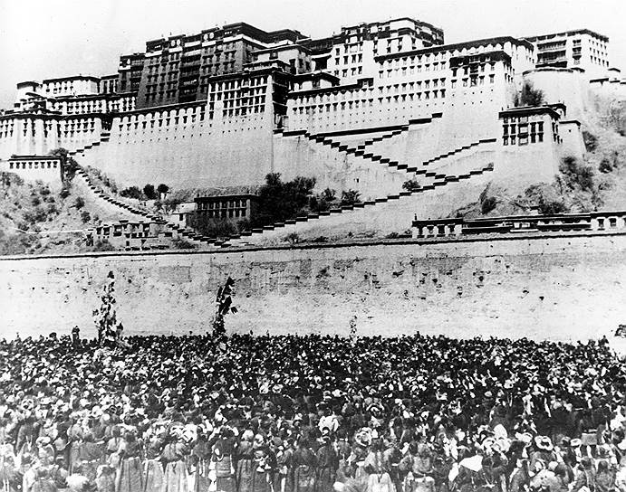 В марте 1959 года после массового восстание тибетцев власти Китая в одностороннем порядке денонсировали «Соглашение из 17 пунктов», приказом Госсовета КНР правительство Тибета было распущено. Далай-лама вместе со своими сторонниками был вынужден бежать из Тибета в Индию