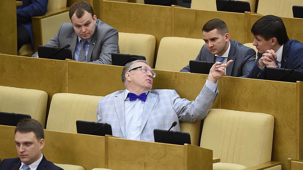 Лидер Либерально-демократической партии России Владимир Жириновский (в центре)