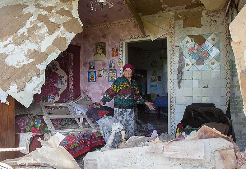 Частный дом в поселке Семеновка, Украина, разрушенный в результате ночного минометного обстрела